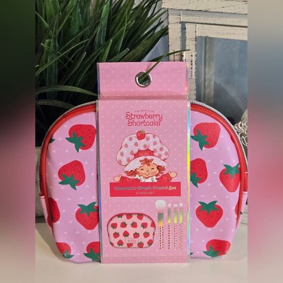 Strawberry Shortcake Other - Strawberry Shortcake Cosmetic Brush Travel Set